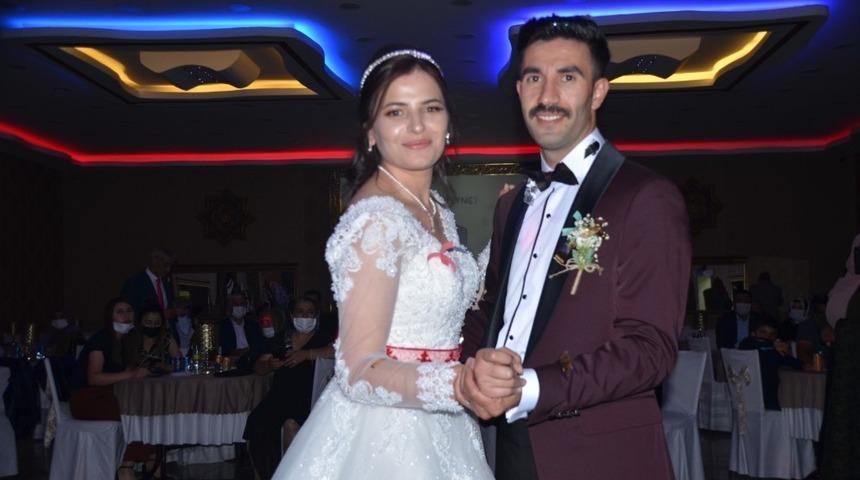 Gazeteci C&uuml;neyt &Ccedil;elik&rsquo;in mutlu g&uuml;n&uuml;