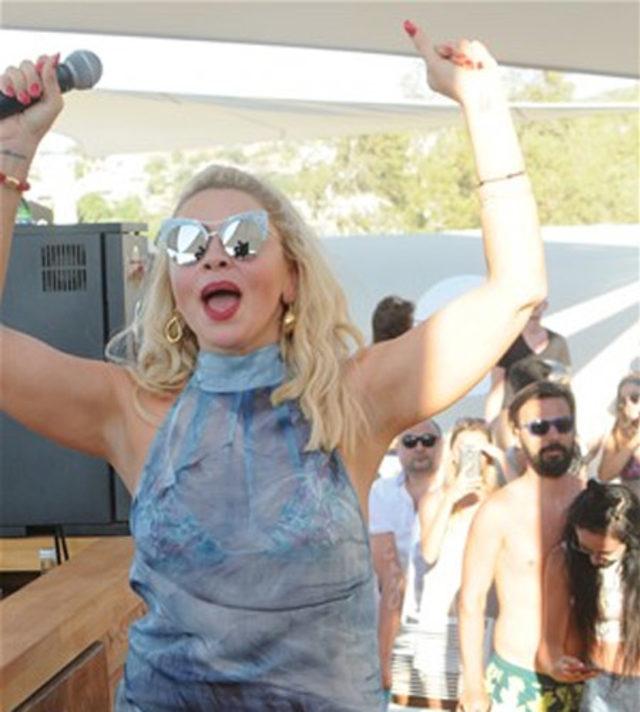 Hadise kendi mekanı La Plaj da sahne aldı 1