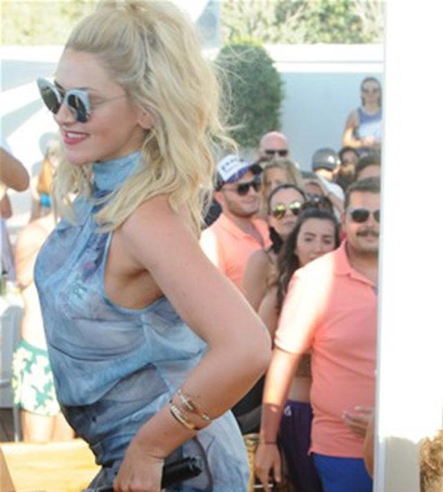 Hadise kendi mekanı La Plaj da sahne aldı 3