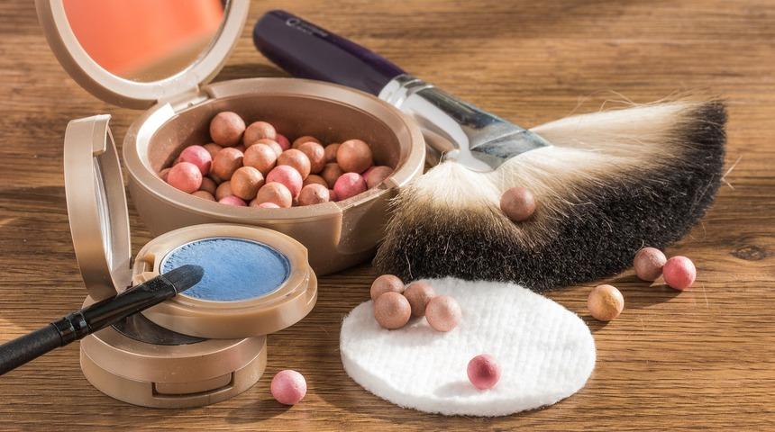 Bu &uuml;r&uuml;nler makyaj &ccedil;antanızda kesinlikle yer almalı! İşte makyaj &ccedil;antasının vazge&ccedil;ilmezleri...