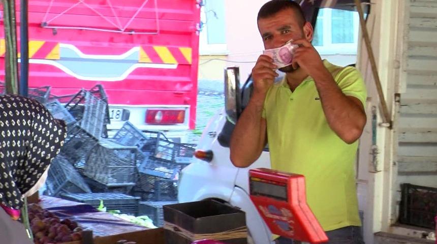 Pazardaki maskesiz esnaftan 'pes' dedirten savunma! 'Biz m&uuml;şterilerden uzağız'