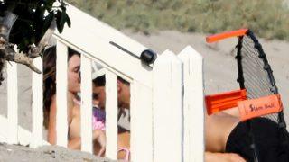 Kendall Jenner ve NBA yıldızı Devin Booker plajda yakalandı