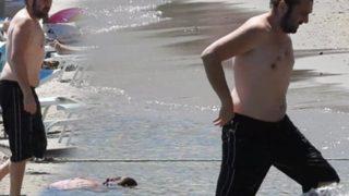 Issız adam Halil Sezai plajda!