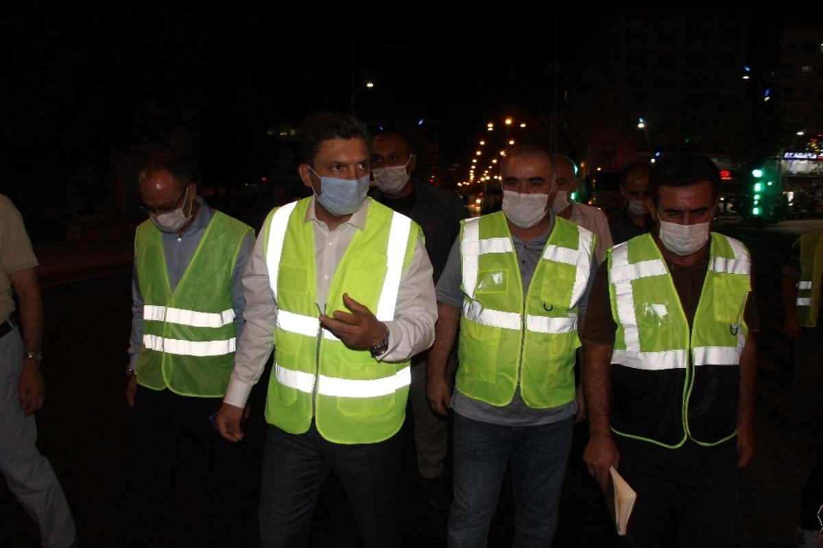 Batman Belediyesi &ccedil;alışmalarına gece g&uuml;nd&uuml;z devam ediyor