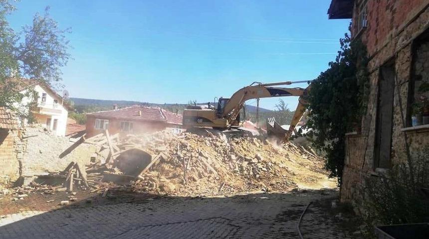 Hisarcık k&ouml;ylerinde tehlike oluşturan 6 metruk bina yıkıldı