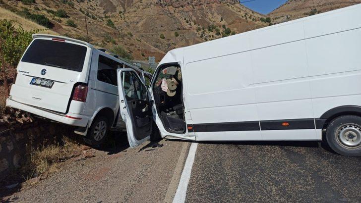 Hafif ticari araç ile minibüs kafa kafaya çarpıştı: 2 yaralı G2