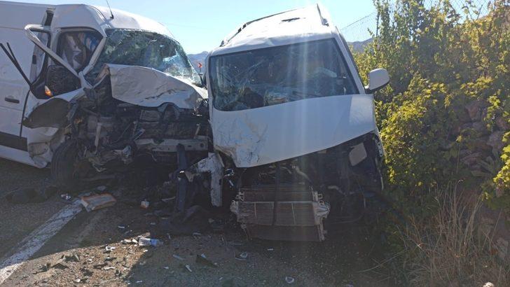 Hafif ticari araç ile minibüs kafa kafaya çarpıştı: 2 yaralı G3