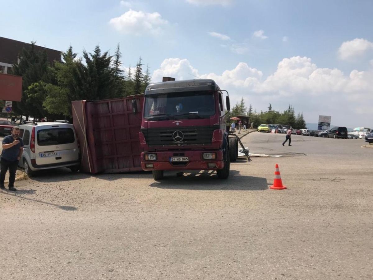 Sac y&uuml;kl&uuml; kamyonun dorsesi yola devrilerek otomobile &ccedil;arptı