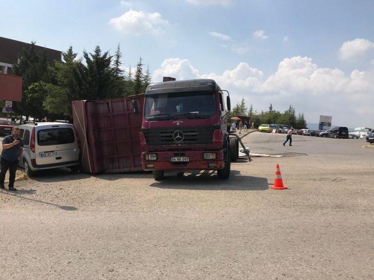 Sac yüklü kamyonun dorsesi yola devrilerek otomobile çarptı G1