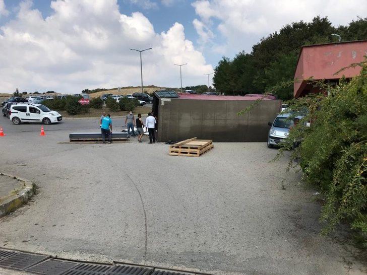 Sac yüklü kamyonun dorsesi yola devrilerek otomobile çarptı G2