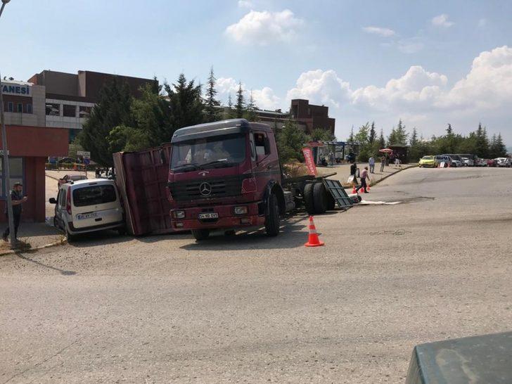 Sac yüklü kamyonun dorsesi yola devrilerek otomobile çarptı G3