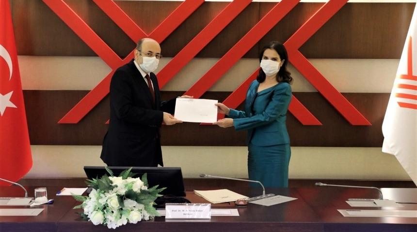 &Ccedil;.&Uuml;. Rekt&ouml;r&uuml; Prof. Dr. Meryem Tuncel mazbatasını aldı