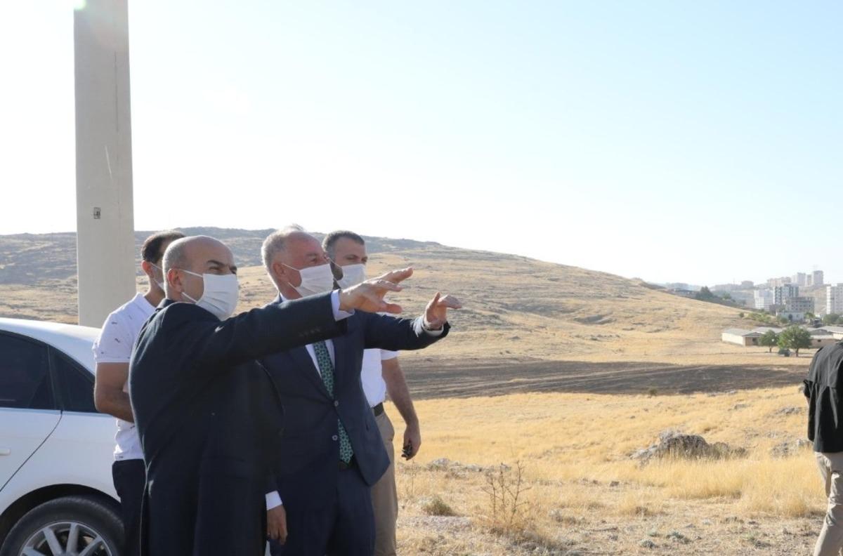 Vali Demirtaş okul inşaatlarını inceledi