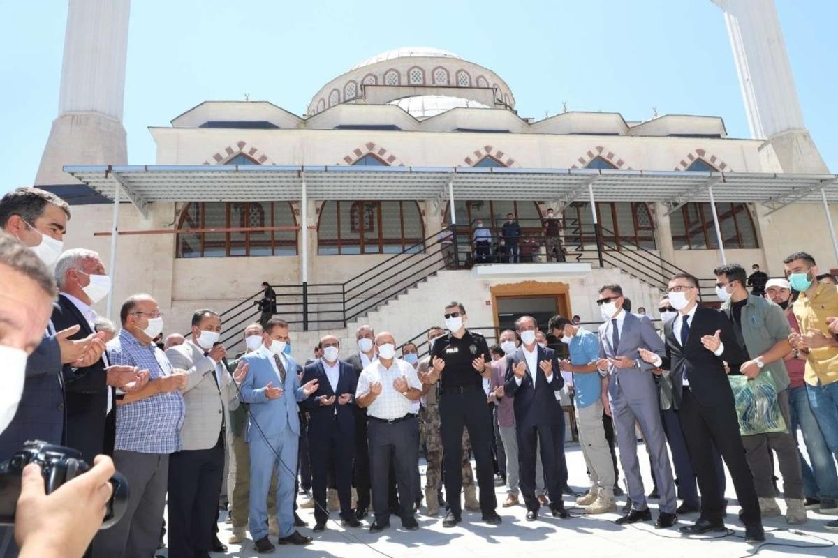 Hakkari&rsquo;nin en b&uuml;y&uuml;k camisi dualarla ibadete a&ccedil;ıldı