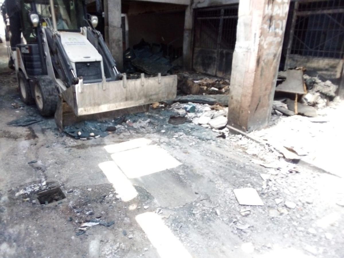 Yangında hasar g&ouml;ren iş yerleri temizlendi