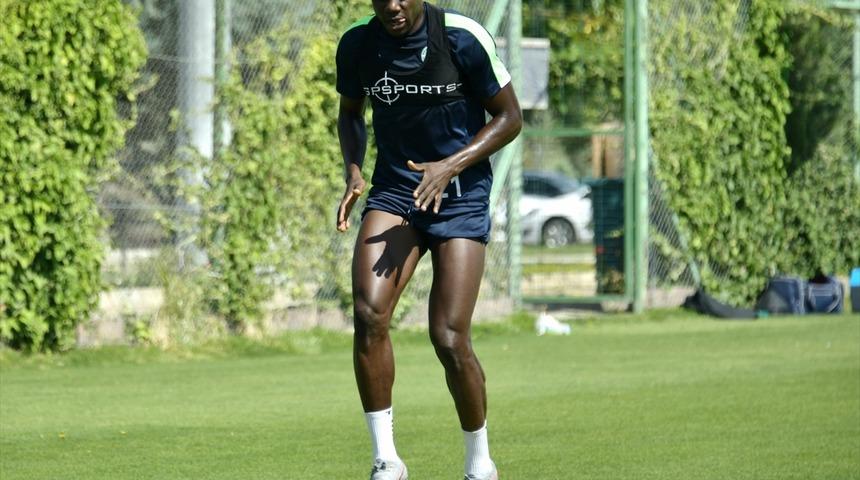 Konyasporlu futbolcu Miya: "Ligde daha yukarılarda yer almak istiyoruz"