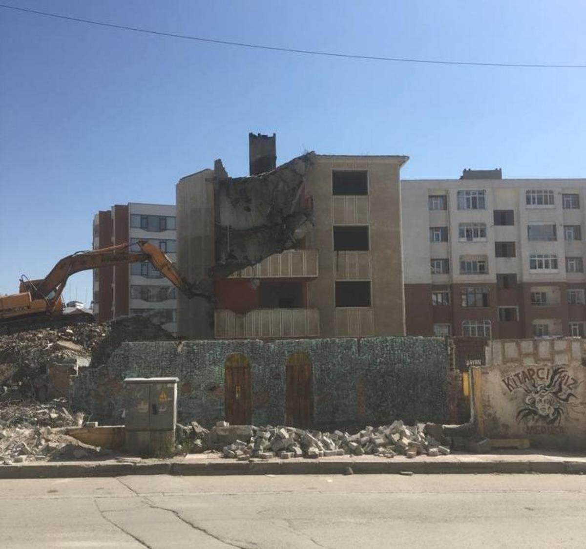 İpekyolu il&ccedil;esinde ka&ccedil;ak, ağır hasarlı yapılar ortadan kaldırılıyor