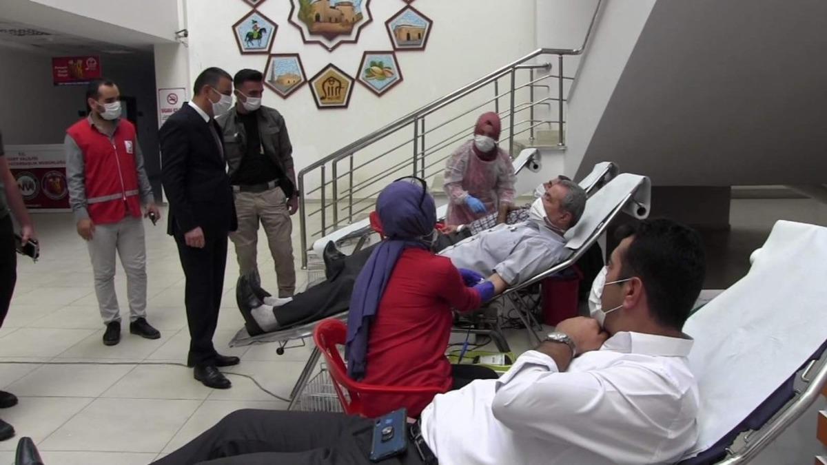 Siirt&rsquo;te valilik personelinden kan bağışı kampanyasına destek