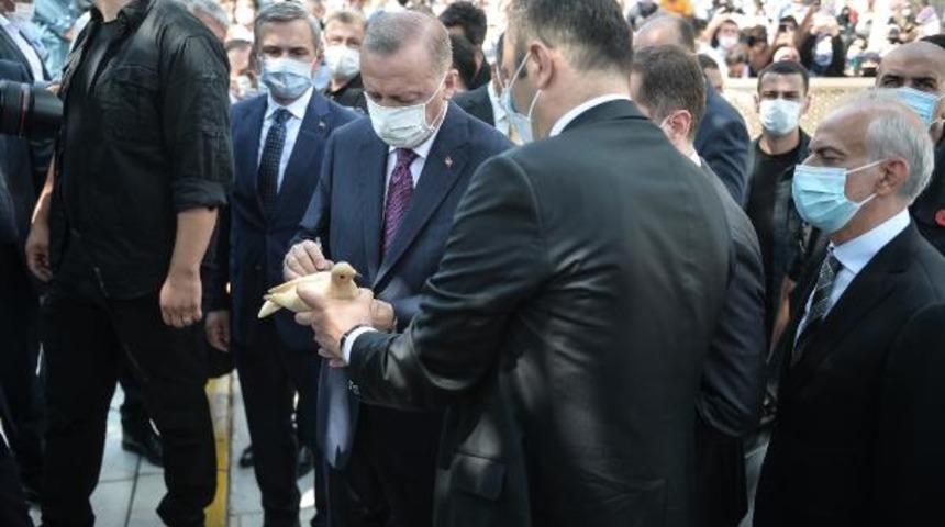 Cumhurbaşkanı Erdoğan, kuş yemi satıcısının ahşap güvercinini imzaladı