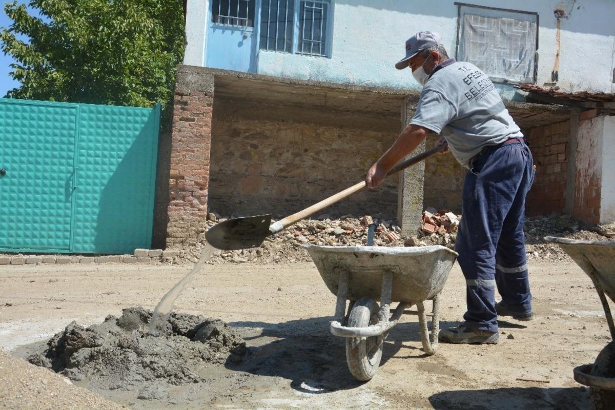 Efeler Belediyesi selin izlerini siliyor