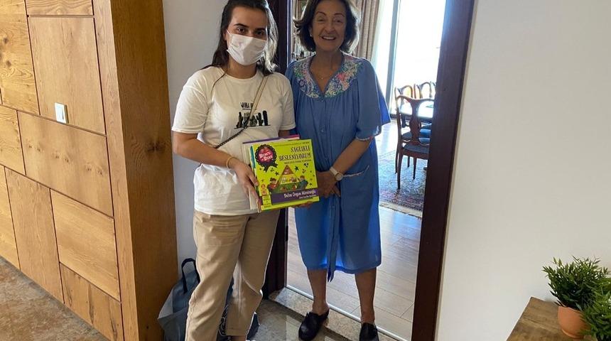 İpek Ongun, Kır K&uuml;t&uuml;phanesine kitaplarını bağışladı