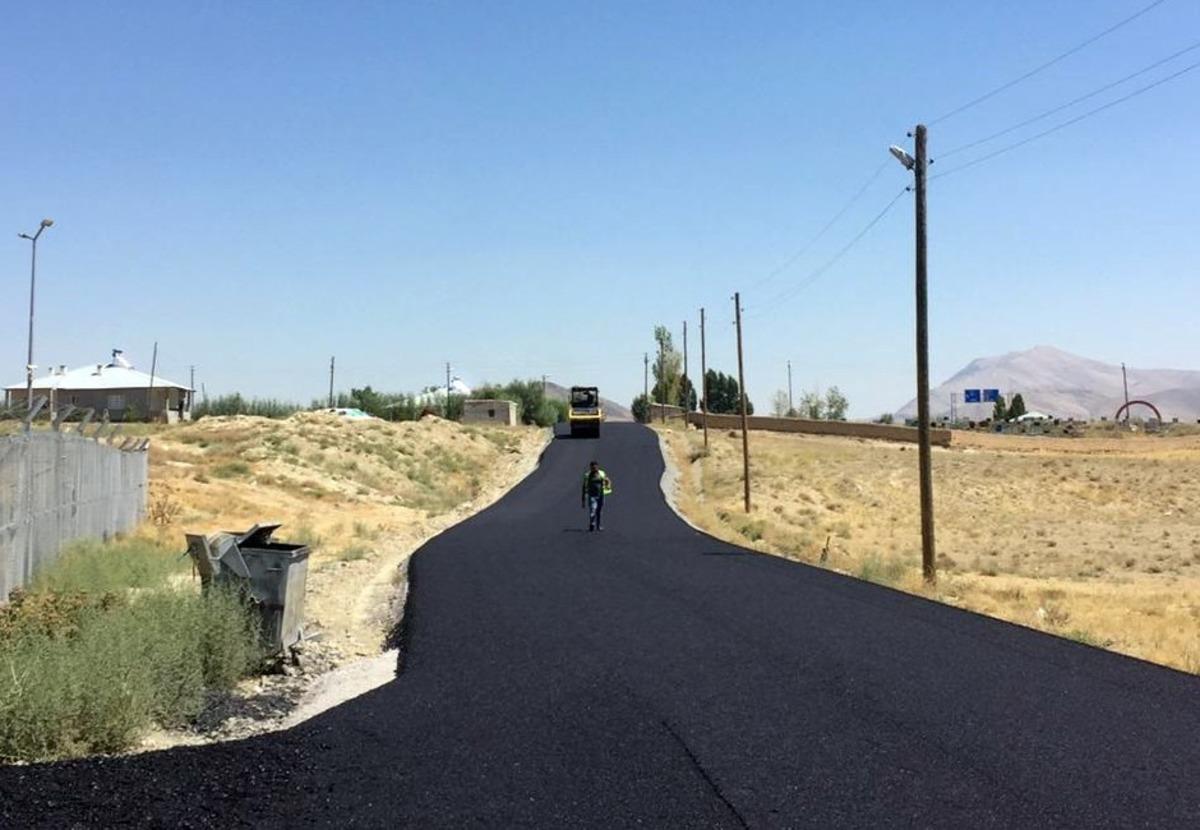 Van b&uuml;y&uuml;kşehirden 4 il&ccedil;ede daha asfalt atağı