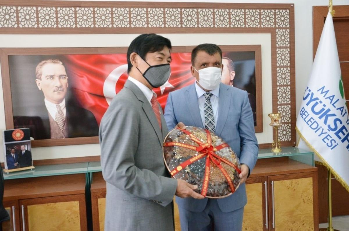 B&uuml;y&uuml;kel&ccedil;isi Miyajima&rsquo;dan Kayısı&rsquo;ya &ouml;vg&uuml;