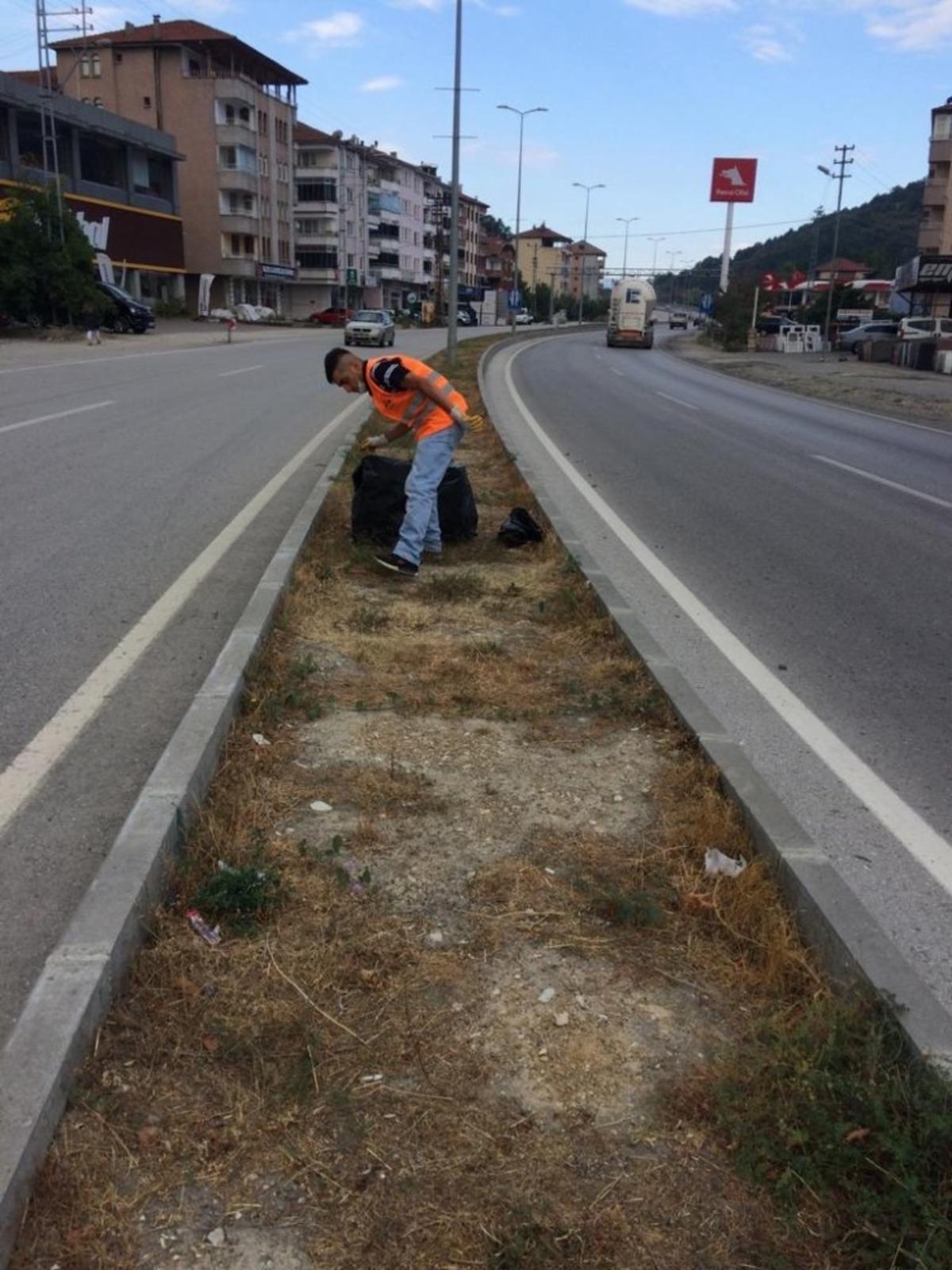 Devrek&rsquo;te ref&uuml;j ve kaldırımlar temizlendi
