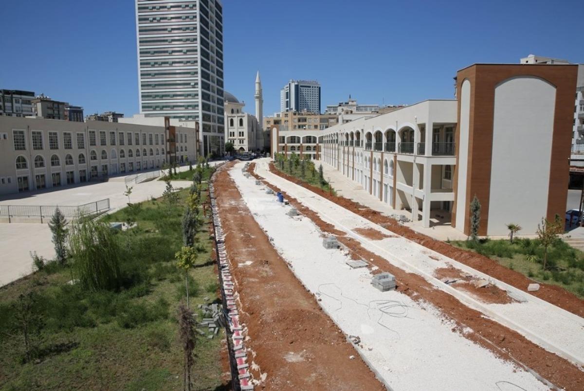 Şanlıurfa&rsquo;da yeşil koridor ve standart cadde yapımı s&uuml;r&uuml;yor