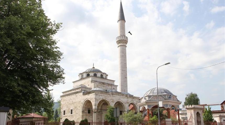 Bosna Hersek'teki bir cami avlusuna domuz leşi bırakıldı