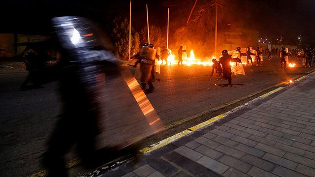 Irak'ın Basra kentinde göstericiler parlamento temsilciliğini ateşe verdi