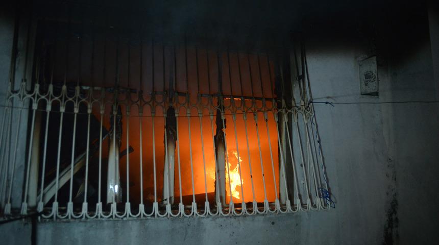 Pencereden girdikleri evi ateşe verdiler