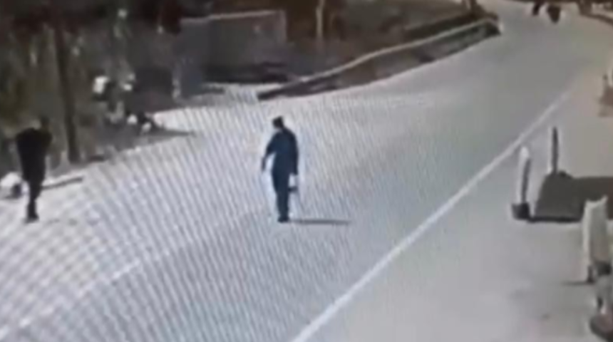 D&uuml;zce'de korkun&ccedil; kaza! Yolun karşısına ge&ccedil;mek isterken minib&uuml;s &ccedil;arptı