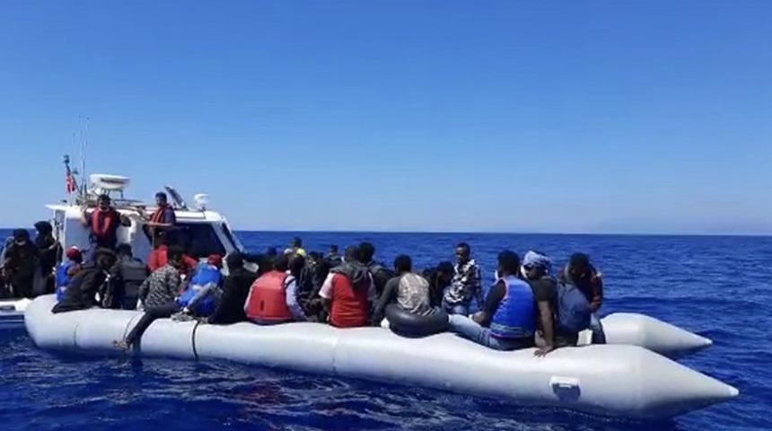 Yunanlıların &ouml;l&uuml;me terk ettiği 42 g&ouml;&ccedil;men, Kuşadası a&ccedil;ıklarında kurtarıldı