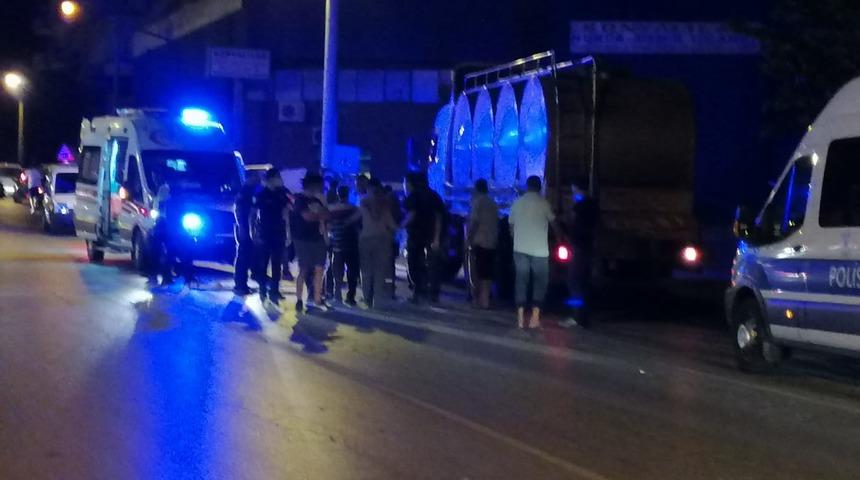 İzmir'de korkun&ccedil; olay! Seyir halindeki otomobilden atladığı iddia edilen kadın hayatını kaybetti