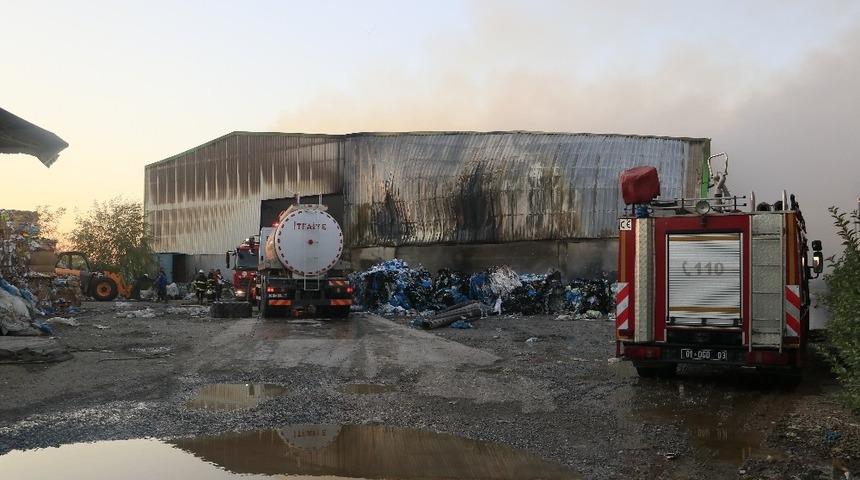 Adana'da geri d&ouml;n&uuml;ş&uuml;m fabrikası alev alev yandı