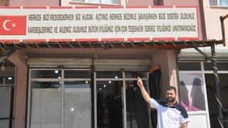 Suriyeli terziden Türkiye'ye tabelalı teşekkür