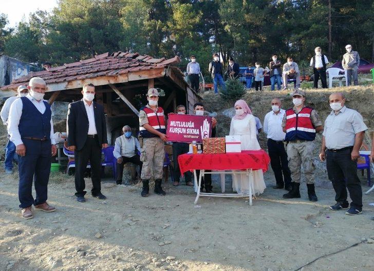 Jandarma mikrofonu eline aldı, mutluluklar dilerken uyardı G1