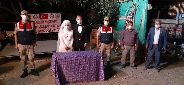 Jandarma mikrofonu eline aldı, mutluluklar dilerken uyardı G3