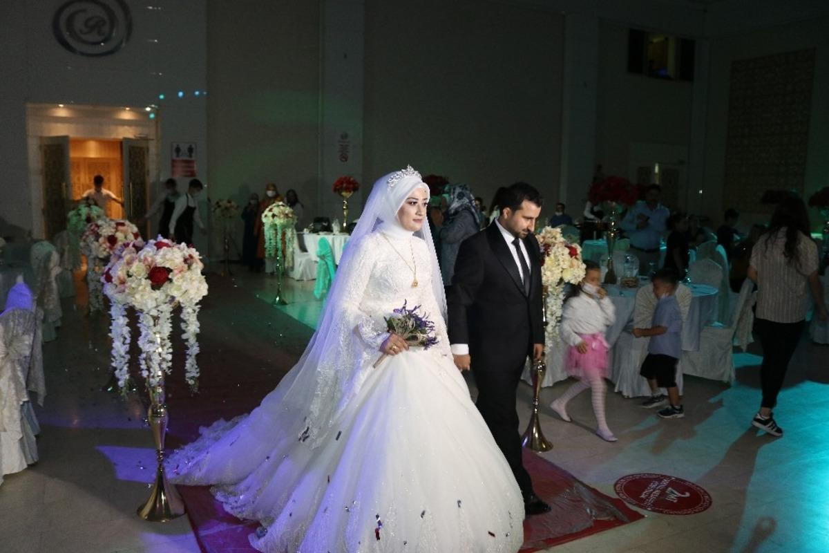 Diyarbakır&rsquo;ın kanaat &ouml;nderlerinden Arslanoğlu ailesinin mutlu g&uuml;n&uuml;