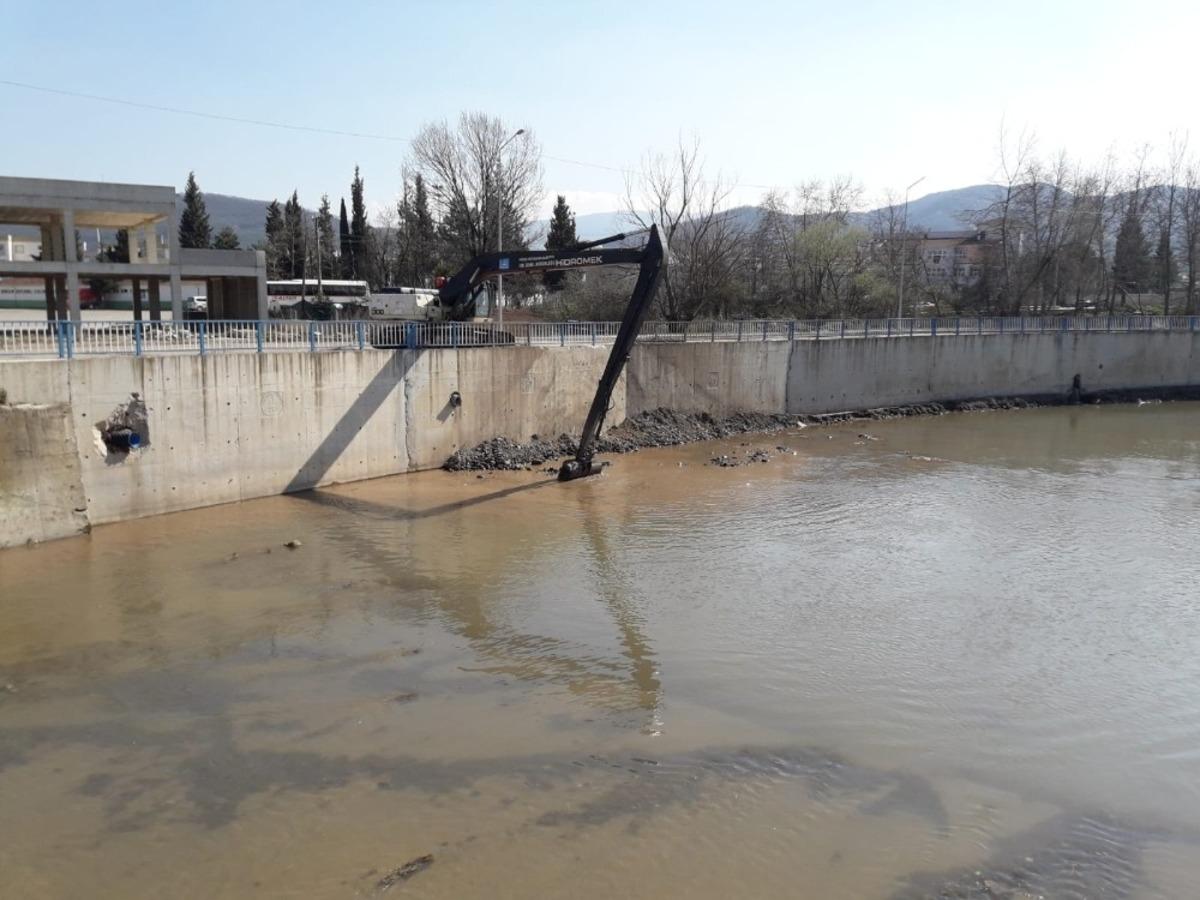 Kocaeli&rsquo;de dere temizliği &ccedil;alışmaları aralıksız s&uuml;r&uuml;yor