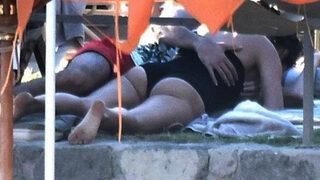 Hande Soral ile İsmail Demirci plajda aşka geldi