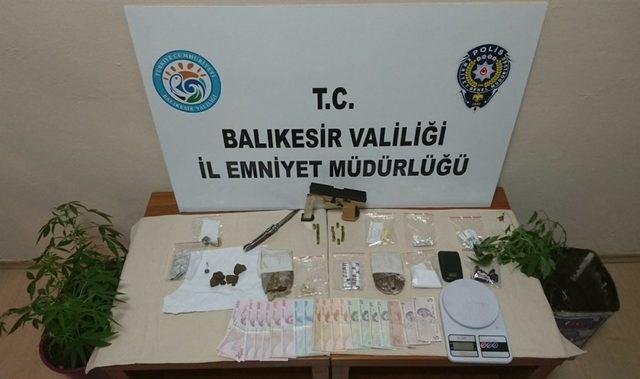 Balıkesir’de polis uyuşturucu madde satan sokak satıcılarına göz açtırmıyor