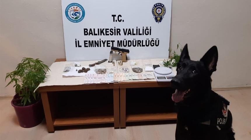 Balıkesir&rsquo;de polis uyuşturucu madde satan sokak satıcılarına g&ouml;z a&ccedil;tırmıyor