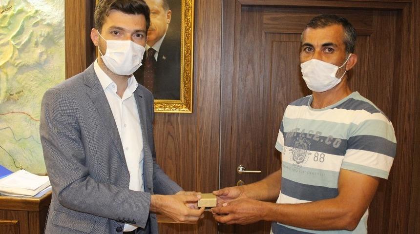 Yangını &ouml;nleyen belediye iş&ccedil;isi &ouml;d&uuml;llendirildi