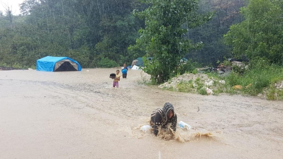 Fındık iş&ccedil;ileri sel sularında zor anlar yaşadı