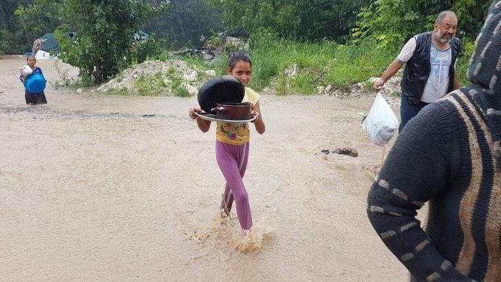 Fındık işçileri sel sularında zor anlar yaşadı G3