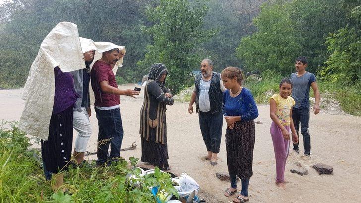 Fındık işçileri sel sularında zor anlar yaşadı G4