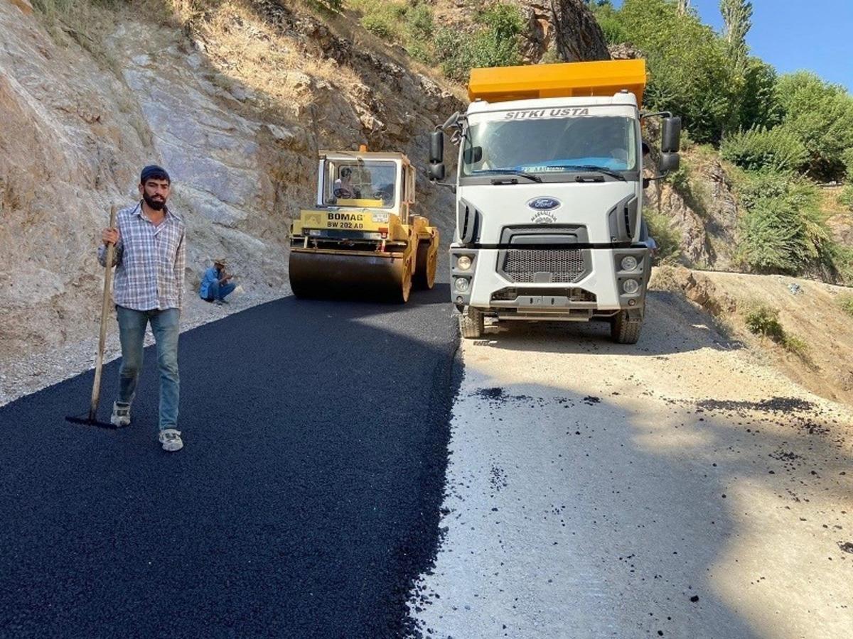 Sason&rsquo;da grup k&ouml;y yolunda asfaltlama &ccedil;alışmaları başlatıldı