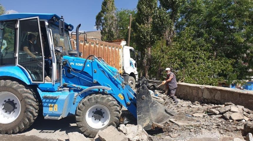 Hastane çevresi moloz ve çöplerden temizlendi